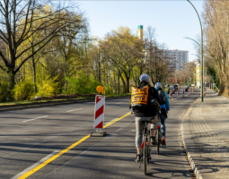 Ścieżka rowerowa wydzielona z drogi w Berlinie 2020